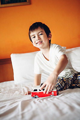 포토 JPG 서양인 외국인 백인 해외기획촬영 남자 어린이 베개 놀이 실내 한명 미소 사람 앉기 상반신 앞모습 장난감 유치원생 침실 잠옷 침대 잡기 무릎꿇기 장난감자동차 즐거움 자동차놀이 2015년태국 남자만 남자한명만 어린이만 소년만 소년한명만 국내포토 1 옷 감정 뷰포인트 가구 침구 모션 표정 인종 내부 파일형식