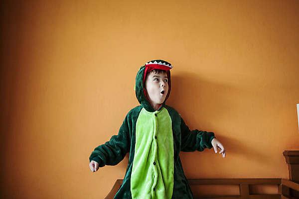 포토 JPG 서양인 외국인 백인 해외기획촬영 옷 남자 어린이 장난 팔벌리기 실내 한명 서기 사람 상반신 앞모습 유치원생 침실 잠옷 공룡 2015년태국 남자만 남자한명만 어린이만 소년만 소년한명만 동물옷 국내포토 1 뷰포인트 파충류 모션 인종 내부 파일형식