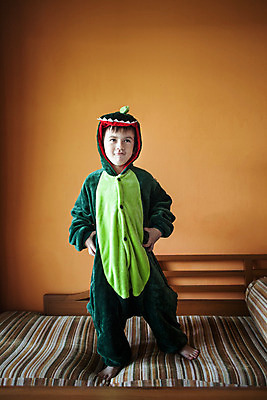 포토 JPG 전신 서양인 외국인 백인 해외기획촬영 옷 남자 어린이 허리손 장난 맨발 실내 한명 서기 사람 앞모습 유치원생 침실 잠옷 올려보기 공룡 2015년태국 남자만 남자한명만 어린이만 소년만 소년한명만 동물옷 국내포토 1 뷰포인트 포즈 파충류 모션 발 인종 내부 파일형식