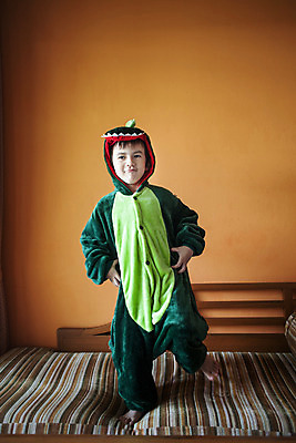 포토 JPG 전신 서양인 외국인 백인 해외기획촬영 옷 남자 어린이 허리손 장난 맨발 실내 한명 서기 사람 앞모습 달리기 유치원생 침실 잠옷 공룡 2015년태국 남자만 남자한명만 어린이만 소년만 소년한명만 동물옷 국내포토 1 뷰포인트 포즈 파충류 모션 발 인종 내부 파일형식