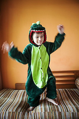 포토 JPG 전신 서양인 외국인 백인 해외기획촬영 옷 남자 어린이 장난 맨발 실내 한명 서기 미소 사람 앞모습 달리기 유치원생 침실 잠옷 즐거움 공룡 손흔들기 2015년태국 남자만 남자한명만 어린이만 소년만 소년한명만 동물옷 국내포토 1 감정 뷰포인트 파충류 모션 발 표정 인종 내부 파일형식