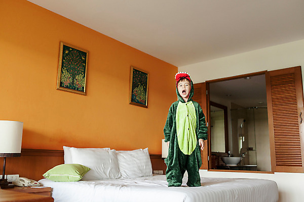 포토 JPG 서양인 외국인 백인 해외기획촬영 옷 남자 어린이 장난 베개 실내 입벌림 한명 서기 사람 상반신 앞모습 유치원생 침실 잠옷 침대 공룡 2015년태국 남자만 남자한명만 어린이만 소년만 소년한명만 동물옷 국내포토 1 뷰포인트 가구 침구 파충류 모션 표정 인종 내부 파일형식