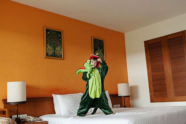 포토 JPG 서양인 외국인 백인 해외기획촬영 옷 남자 어린이 인형 장난 베개 실내 한명 서기 들기 사람 상반신 앞모습 유치원생 침실 잠옷 침대 다리벌리기 공룡 2015년태국 남자만 남자한명만 어린이만 소년만 소년한명만 동물옷 국내포토 1 뷰포인트 가구 침구 파충류 모션 인종 내부 파일형식