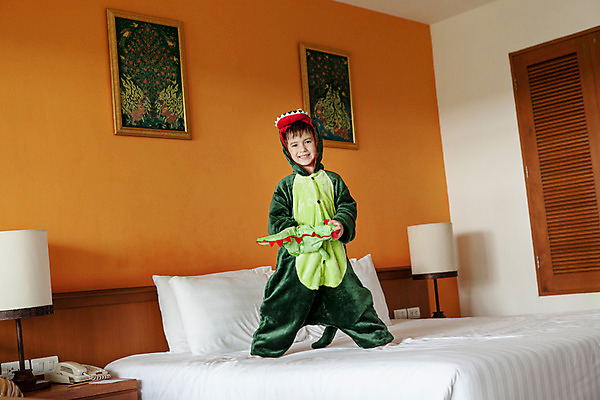 포토 JPG 서양인 외국인 백인 해외기획촬영 옷 남자 어린이 인형 장난 베개 실내 한명 서기 미소 들기 사람 상반신 앞모습 유치원생 침실 잠옷 침대 다리벌리기 공룡 2015년태국 남자만 남자한명만 어린이만 소년만 소년한명만 동물옷 국내포토 1 뷰포인트 가구 침구 파충류 모션 표정 인종 내부 파일형식