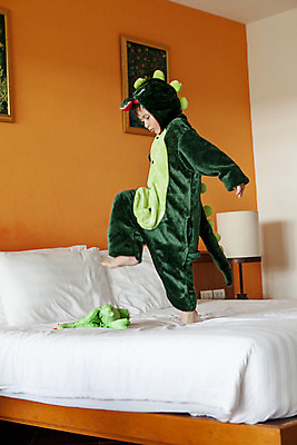 포토 JPG 전신 서양인 외국인 백인 해외기획촬영 옷 남자 어린이 인형 장난 베개 맨발 실내 한명 서기 사람 옆모습 걷기 유치원생 침실 잠옷 침대 공룡 밟기 2015년태국 남자만 남자한명만 어린이만 소년만 소년한명만 내려보기 동물옷 국내포토 1 뷰포인트 가구 침구 파충류 모션 발 인종 내부 파일형식