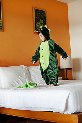 포토 JPG 전신 서양인 외국인 백인 해외기획촬영 옷 남자 어린이 인형 장난 베개 맨발 실내 한명 서기 미소 사람 유치원생 침실 잠옷 침대 공룡 2015년태국 남자만 남자한명만 어린이만 소년만 소년한명만 내려보기 동물옷 국내포토 1 가구 침구 파충류 모션 발 표정 인종 내부 파일형식