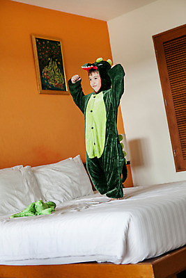 포토 JPG 전신 서양인 외국인 백인 해외기획촬영 옷 남자 어린이 인형 장난 베개 실내 한명 서기 사람 손들기 유치원생 침실 잠옷 침대 공룡 2015년태국 남자만 남자한명만 어린이만 소년만 소년한명만 동물옷 국내포토 1 가구 침구 파충류 모션 인종 내부 파일형식