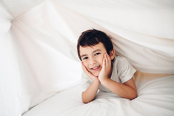 포토 JPG 서양인 외국인 백인 해외기획촬영 남자 어린이 엎드리기 장난 실내 한명 미소 사람 상반신 앞모습 턱괴기 유치원생 이불 잠옷 침대 즐거움 숨기 2015년태국 남자만 남자한명만 어린이만 소년만 소년한명만 국내포토 1 옷 감정 뷰포인트 가구 침구 모션 표정 인종 내부 파일형식