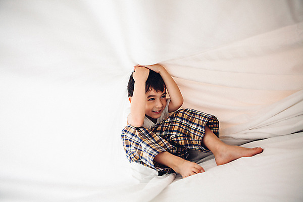 포토 JPG 전신 서양인 외국인 백인 해외기획촬영 남자 어린이 장난 맨발 실내 한명 미소 사람 앉기 유치원생 이불 잠옷 침대 즐거움 웅크림 숨기 2015년태국 남자만 남자한명만 어린이만 소년만 소년한명만 국내포토 1 옷 감정 가구 침구 모션 발 표정 인종 내부 파일형식