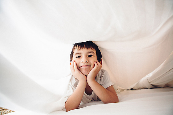포토 JPG 서양인 외국인 백인 해외기획촬영 남자 어린이 엎드리기 장난 실내 한명 사람 상반신 앞모습 턱괴기 유치원생 이불 잠옷 침대 즐거움 숨기 2015년태국 남자만 남자한명만 어린이만 소년만 소년한명만 국내포토 1 옷 감정 뷰포인트 가구 침구 모션 인종 내부 파일형식