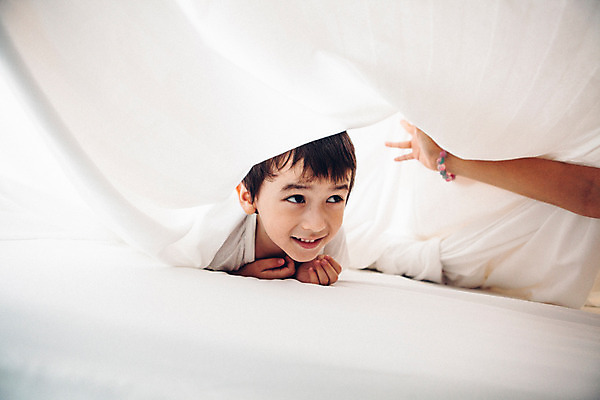 포토 JPG 서양인 외국인 백인 해외기획촬영 손 남자 어린이 엎드리기 장난 팔찌 실내 미소 사람 상반신 두명 앞모습 신체부위 유치원생 이불 잠옷 침대 즐거움 숨기 2015년태국 어린이만 국내포토 옷 감정 뷰포인트 가구 장신구 침구 모션 표정 인종 내부 파일형식