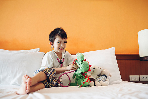 포토 JPG 전신 서양인 외국인 백인 해외기획촬영 남자 어린이 인형 반바지 청진기 베개 맨발 놀이 실내 한명 미소 사람 앉기 앞모습 유치원생 침실 진료 잠옷 침대 병원놀이 2015년태국 남자만 남자한명만 어린이만 소년만 소년한명만 국내포토 1 옷 뷰포인트 가구 바지 의학 의료기기 침구 모션 발 표정 인종 내부 파일형식