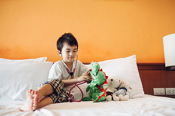 포토 JPG 전신 서양인 외국인 백인 해외기획촬영 남자 어린이 인형 반바지 청진기 베개 맨발 놀이 실내 한명 사람 앉기 앞모습 유치원생 침실 진료 잠옷 침대 병원놀이 2015년태국 남자만 남자한명만 어린이만 소년만 소년한명만 국내포토 1 옷 뷰포인트 가구 바지 의학 의료기기 침구 모션 발 인종 내부 파일형식