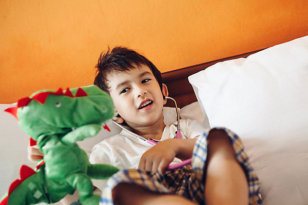 포토 JPG 서양인 외국인 백인 해외기획촬영 남자 어린이 인형 청진기 베개 놀이 실내 한명 들기 사람 상반신 앞모습 눕기 유치원생 침실 잠옷 침대 병원놀이 2015년태국 남자만 남자한명만 어린이만 소년만 소년한명만 국내포토 1 옷 뷰포인트 가구 의료기기 침구 모션 인종 내부 파일형식