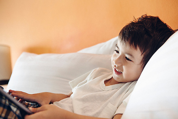 포토 JPG 서양인 외국인 백인 해외기획촬영 응시 남자 어린이 베개 실내 한명 미소 들기 사람 상반신 태블릿 눕기 유치원생 침실 잠옷 게임 웹서핑 즐거움 2015년태국 남자만 남자한명만 어린이만 소년만 소년한명만 국내포토 1 시선 옷 감정 침구 모션 놀이 표정 인종 내부 전자제품 스마트기기 파일형식