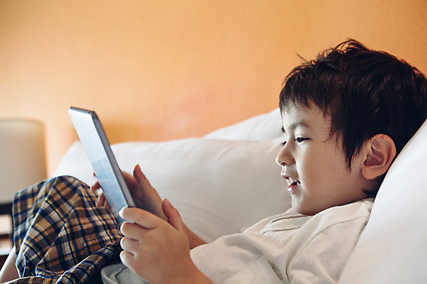 포토 JPG 서양인 외국인 백인 해외기획촬영 응시 남자 어린이 베개 실내 한명 들기 사람 상반신 옆모습 태블릿 눕기 유치원생 침실 잠옷 게임 웹서핑 즐거움 2015년태국 남자만 남자한명만 어린이만 소년만 소년한명만 국내포토 1 시선 옷 감정 뷰포인트 침구 모션 놀이 인종 내부 전자제품 스마트기기 파일형식