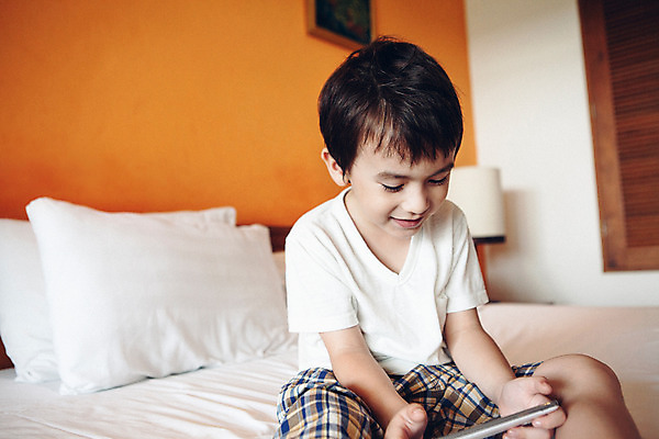 포토 JPG 서양인 외국인 백인 해외기획촬영 응시 남자 어린이 베개 실내 한명 미소 들기 사람 앉기 상반신 스마트폰 유치원생 침실 잠옷 게임 침대 웹서핑 즐거움 모바일게임 2015년태국 남자만 남자한명만 어린이만 소년만 소년한명만 국내포토 1 시선 옷 감정 가구 침구 모션 놀이 표정 인종 내부 핸드폰 스마트기기 파일형식