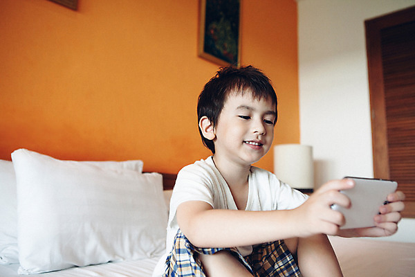 포토 JPG 서양인 외국인 백인 해외기획촬영 응시 남자 어린이 베개 실내 한명 미소 들기 사람 앉기 상반신 스마트폰 유치원생 침실 잠옷 게임 침대 웹서핑 즐거움 웅크림 모바일게임 2015년태국 남자만 남자한명만 어린이만 소년만 소년한명만 국내포토 1 시선 옷 감정 가구 침구 모션 놀이 표정 인종 내부 핸드폰 스마트기기 파일형식