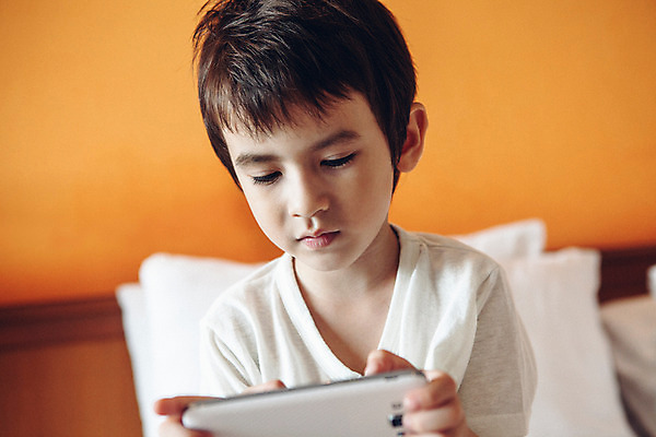 포토 JPG 서양인 외국인 백인 해외기획촬영 응시 남자 어린이 실내 무표정 한명 들기 사람 상반신 앞모습 아웃포커스 스마트폰 유치원생 침실 잠옷 게임 웹서핑 모바일게임 2015년태국 남자만 남자한명만 어린이만 소년만 소년한명만 국내포토 1 시선 옷 감정 뷰포인트 모션 놀이 촬영기법 표정 인종 내부 핸드폰 스마트기기 파일형식