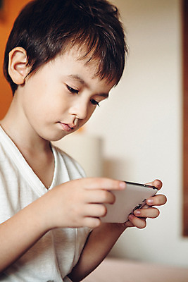 포토 JPG 서양인 외국인 백인 해외기획촬영 응시 남자 어린이 실내 무표정 한명 들기 사람 상반신 아웃포커스 스마트폰 유치원생 침실 잠옷 게임 웹서핑 모바일게임 2015년태국 남자만 남자한명만 어린이만 소년만 소년한명만 국내포토 1 시선 옷 감정 모션 놀이 촬영기법 표정 인종 내부 핸드폰 스마트기기 파일형식