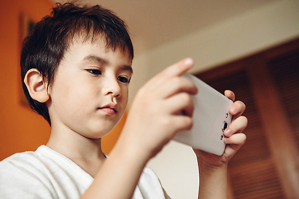 포토 JPG 서양인 외국인 백인 해외기획촬영 응시 남자 어린이 실내 무표정 한명 들기 사람 상반신 아웃포커스 스마트폰 유치원생 침실 잠옷 게임 웹서핑 모바일게임 2015년태국 남자만 남자한명만 어린이만 소년만 소년한명만 국내포토 1 시선 옷 감정 모션 놀이 촬영기법 표정 인종 내부 핸드폰 스마트기기 파일형식