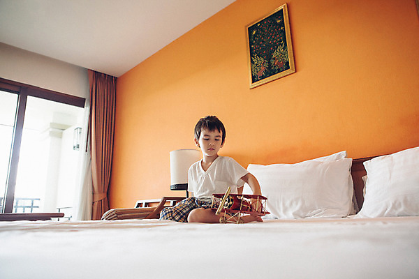 포토 JPG 전신 서양인 외국인 백인 해외기획촬영 남자 어린이 반바지 창문 베개 맨발 놀이 비행기 실내 한명 사람 앉기 장난감 유치원생 침실 잠옷 침대 잡기 무릎꿇기 지루함 2015년태국 남자만 남자한명만 어린이만 소년만 소년한명만 국내포토 1 옷 감정 가구 바지 항공교통 침구 모션 발 대중교통 인종 내부 파일형식