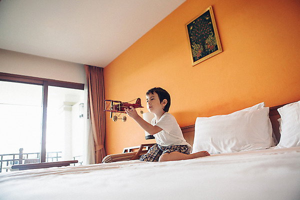 포토 JPG 전신 서양인 외국인 백인 해외기획촬영 남자 어린이 반바지 창문 맨발 놀이 비행기 실내 한명 들기 사람 앉기 옆모습 장난감 유치원생 침실 잠옷 침대 무릎꿇기 지루함 2015년태국 남자만 남자한명만 어린이만 소년만 소년한명만 국내포토 1 옷 감정 뷰포인트 가구 바지 항공교통 모션 발 대중교통 인종 내부 파일형식