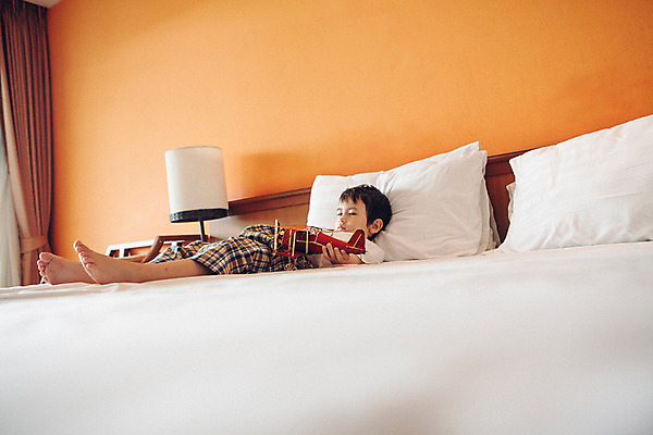 포토 JPG 전신 서양인 외국인 백인 해외기획촬영 남자 어린이 반바지 베개 맨발 놀이 비행기 실내 한명 사람 눕기 장난감 유치원생 침실 잠옷 침대 스탠드 잡기 지루함 2015년태국 남자만 남자한명만 어린이만 소년만 소년한명만 국내포토 1 옷 감정 가구 바지 항공교통 침구 모션 발 조명 대중교통 인종 내부 파일형식