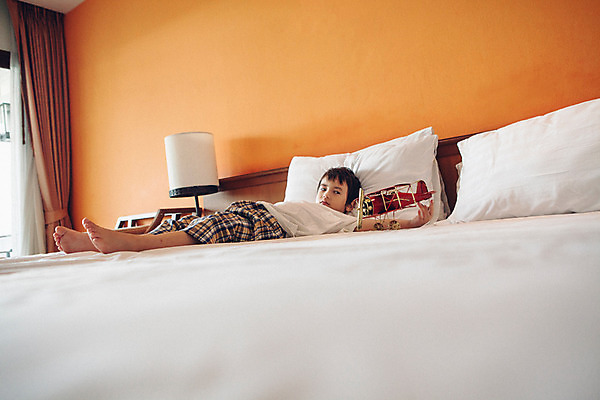 포토 JPG 전신 서양인 외국인 백인 해외기획촬영 남자 어린이 반바지 베개 맨발 놀이 비행기 실내 한명 사람 눕기 장난감 유치원생 침실 잠옷 침대 스탠드 지루함 2015년태국 남자만 남자한명만 어린이만 소년만 소년한명만 국내포토 1 옷 감정 가구 바지 항공교통 침구 모션 발 조명 대중교통 인종 내부 파일형식