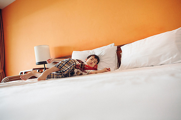 포토 JPG 전신 서양인 외국인 백인 해외기획촬영 남자 어린이 반바지 베개 맨발 놀이 비행기 실내 한명 사람 눕기 장난감 유치원생 침실 잠옷 침대 스탠드 지루함 2015년태국 남자만 남자한명만 어린이만 소년만 소년한명만 국내포토 1 옷 감정 가구 바지 항공교통 침구 모션 발 조명 대중교통 인종 내부 파일형식