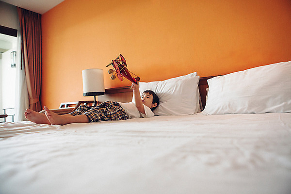 포토 JPG 전신 서양인 외국인 백인 해외기획촬영 남자 어린이 반바지 베개 맨발 놀이 비행기 실내 한명 들기 사람 눕기 장난감 유치원생 침실 잠옷 침대 스탠드 지루함 2015년태국 남자만 남자한명만 어린이만 소년만 소년한명만 국내포토 1 옷 감정 가구 바지 항공교통 침구 모션 발 조명 대중교통 인종 내부 파일형식