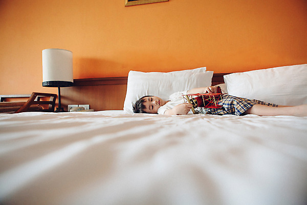 포토 JPG 서양인 외국인 백인 해외기획촬영 남자 어린이 반바지 베개 놀이 비행기 실내 한명 사람 상반신 옆모습 눕기 장난감 유치원생 침실 잠옷 침대 스탠드 잡기 지루함 2015년태국 남자만 남자한명만 어린이만 소년만 소년한명만 국내포토 1 옷 감정 뷰포인트 가구 바지 항공교통 침구 모션 조명 대중교통 인종 내부 파일형식