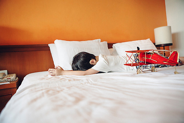 포토 JPG 서양인 외국인 백인 해외기획촬영 남자 어린이 엎드리기 베개 비행기 실내 한명 사람 상반신 옆모습 장난감 유치원생 침실 잠옷 침대 지루함 2015년태국 남자만 남자한명만 어린이만 소년만 소년한명만 국내포토 1 옷 감정 뷰포인트 가구 항공교통 침구 모션 대중교통 인종 내부 파일형식