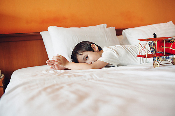 포토 JPG 서양인 외국인 백인 해외기획촬영 남자 어린이 엎드리기 베개 비행기 실내 한명 사람 상반신 옆모습 장난감 유치원생 침실 잠옷 침대 지루함 2015년태국 남자만 남자한명만 어린이만 소년만 소년한명만 국내포토 1 옷 감정 뷰포인트 가구 항공교통 침구 모션 대중교통 인종 내부 파일형식