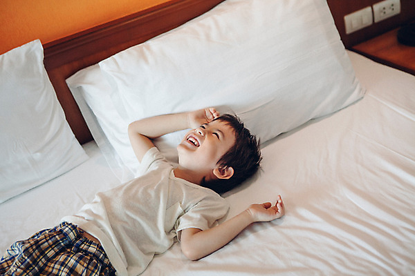 포토 JPG 서양인 외국인 백인 해외기획촬영 남자 어린이 베개 실내 한명 웃음 사람 상반신 눕기 유치원생 침실 잠옷 침대 2015년태국 남자만 남자한명만 어린이만 소년만 소년한명만 국내포토 1 옷 가구 침구 모션 표정 인종 내부 파일형식