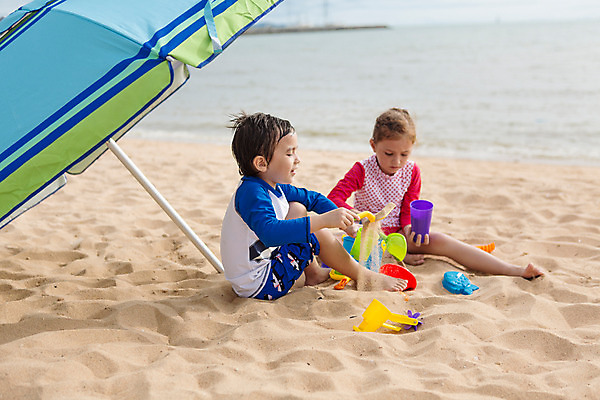 포토 JPG 주간 전신 서양인 외국인 백인 해외기획촬영 여자 남자 수영복 어린이 맨발 태국 놀이 들기 사람 앉기 해변 야외 두명 앞모습 옆모습 모래사장 장난감 유치원생 파라솔 모래놀이 2015년태국 래쉬가드 어린이만 국내포토 자연요소 옷 아시아 모래 바다 뷰포인트 모션 발 인종 파일형식