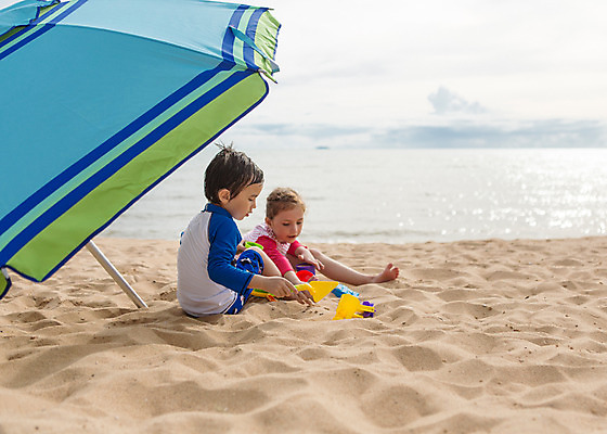 포토 JPG 주간 전신 서양인 외국인 백인 해외기획촬영 여자 남자 수영복 어린이 맨발 태국 놀이 들기 사람 앉기 상반신 해변 야외 두명 옆모습 뒷모습 모래사장 장난감 유치원생 파라솔 모래놀이 2015년태국 래쉬가드 어린이만 국내포토 자연요소 옷 아시아 모래 바다 뷰포인트 모션 발 인종 파일형식