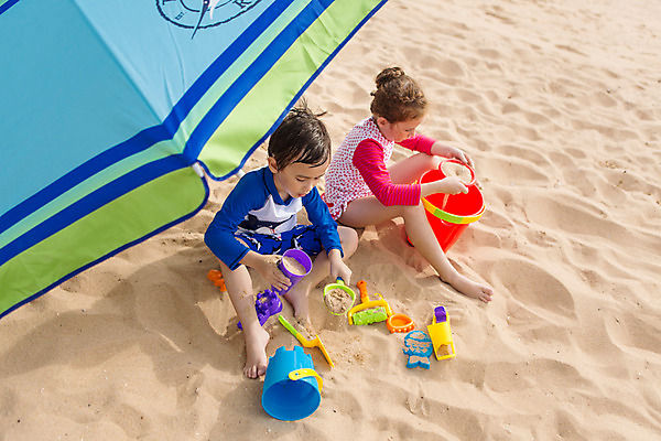 포토 JPG 주간 전신 서양인 외국인 백인 해외기획촬영 여자 남자 수영복 어린이 맨발 태국 놀이 들기 사람 앉기 해변 야외 두명 앞모습 옆모습 하이앵글 모래사장 장난감 유치원생 파라솔 모래놀이 2015년태국 래쉬가드 어린이만 국내포토 자연요소 옷 아시아 모래 바다 뷰포인트 모션 발 인종 파일형식