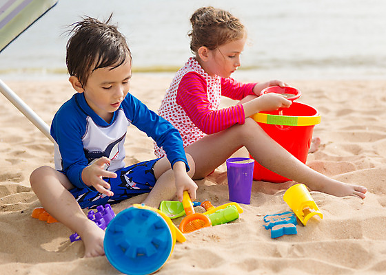 포토 JPG 주간 전신 서양인 외국인 백인 해외기획촬영 여자 남자 수영복 어린이 맨발 태국 놀이 들기 사람 앉기 해변 야외 두명 앞모습 옆모습 모래사장 장난감 유치원생 모래놀이 2015년태국 래쉬가드 어린이만 국내포토 자연요소 옷 아시아 모래 바다 뷰포인트 모션 발 인종 파일형식