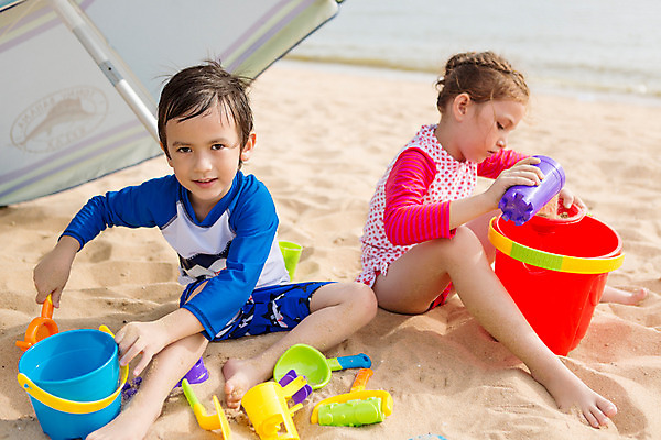 포토 JPG 주간 전신 서양인 외국인 백인 해외기획촬영 여자 남자 수영복 어린이 맨발 태국 놀이 들기 사람 앉기 해변 야외 두명 앞모습 옆모습 모래사장 장난감 유치원생 파라솔 모래놀이 2015년태국 래쉬가드 어린이만 국내포토 자연요소 옷 아시아 모래 바다 뷰포인트 모션 발 인종 파일형식