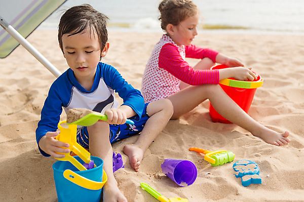 포토 JPG 주간 전신 서양인 외국인 백인 해외기획촬영 여자 남자 수영복 어린이 맨발 태국 놀이 들기 사람 앉기 해변 야외 두명 앞모습 옆모습 모래사장 장난감 유치원생 파라솔 모래놀이 2015년태국 래쉬가드 어린이만 국내포토 자연요소 옷 아시아 모래 바다 뷰포인트 모션 발 인종 파일형식