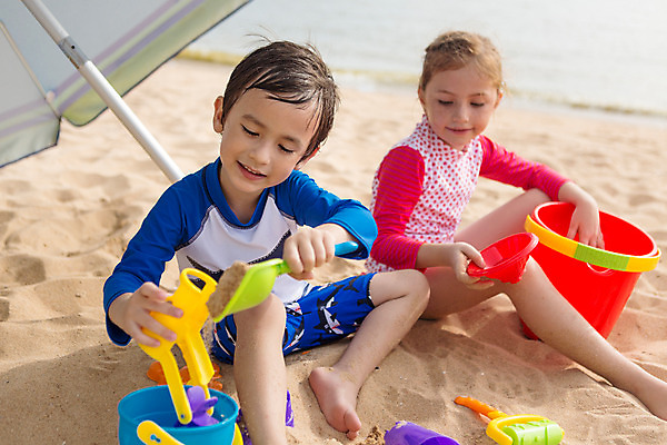 포토 JPG 주간 전신 서양인 외국인 백인 해외기획촬영 여자 남자 수영복 어린이 맨발 태국 놀이 미소 들기 사람 앉기 해변 야외 두명 앞모습 옆모습 모래사장 장난감 유치원생 파라솔 즐거움 모래놀이 2015년태국 래쉬가드 어린이만 국내포토 자연요소 옷 감정 아시아 모래 바다 뷰포인트 모션 발 표정 인종 파일형식