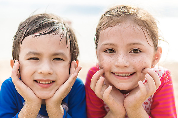 포토 JPG 주간 서양인 외국인 백인 해외기획촬영 여자 남자 여유 얼굴 어린이 엎드리기 태국 표정 미소 사람 상반신 해변 야외 두명 앞모습 아웃포커스 신체부위 턱괴기 유치원생 자유 상쾌 주근깨 2015년태국 래쉬가드 어린이만 국내포토 자연요소 수영복 감정 아시아 바다 뷰포인트 컨셉 모션 촬영기법 인종 점 파일형식