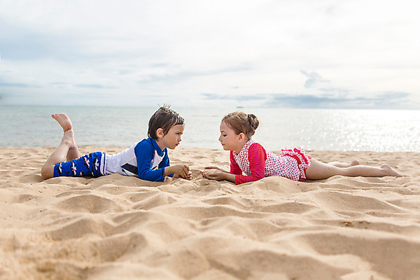 포토 JPG 주간 전신 서양인 외국인 백인 해외기획촬영 여자 남자 수영복 여유 어린이 엎드리기 맨발 태국 사람 해변 야외 두명 옆모습 모래사장 마주보기 유치원생 자유 상쾌 2015년태국 래쉬가드 어린이만 내려보기 국내포토 자연요소 옷 감정 아시아 바다 뷰포인트 컨셉 모션 발 인종 파일형식