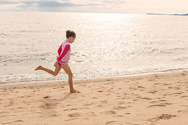 포토 JPG 주간 전신 서양인 외국인 백인 해외기획촬영 여자 수영복 여유 어린이 맨발 태국 한명 서기 사람 해변 야외 옆모습 모래사장 달리기 유치원생 자유 상쾌 2015년태국 래쉬가드 여자만 여자한명만 어린이만 소녀만 소녀한명만 국내포토 자연요소 1 옷 감정 아시아 바다 뷰포인트 컨셉 모션 발 인종 파일형식