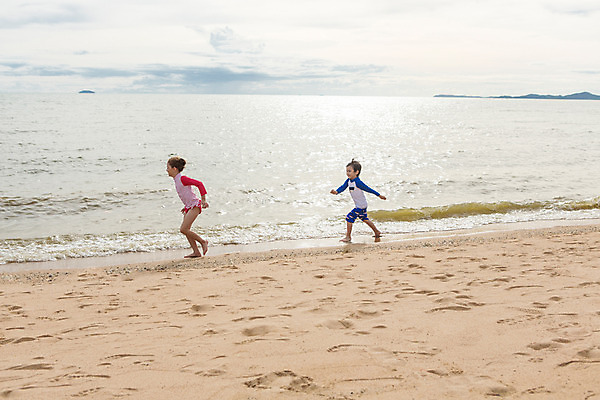 포토 JPG 주간 전신 서양인 외국인 백인 해외기획촬영 여자 남자 수영복 여유 어린이 맨발 태국 서기 미소 사람 해변 야외 두명 옆모습 모래사장 달리기 유치원생 자유 즐거움 상쾌 2015년태국 래쉬가드 어린이만 국내포토 자연요소 옷 감정 아시아 바다 뷰포인트 컨셉 모션 발 표정 인종 파일형식