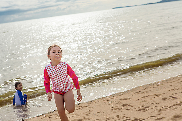 포토 JPG 주간 서양인 외국인 백인 해외기획촬영 여자 남자 수영복 여유 어린이 태국 서기 사람 앉기 상반신 해변 야외 두명 앞모습 모래사장 달리기 유치원생 자유 뒤돌아보기 상쾌 2015년태국 래쉬가드 어린이만 국내포토 자연요소 옷 감정 아시아 바다 뷰포인트 컨셉 모션 인종 파일형식
