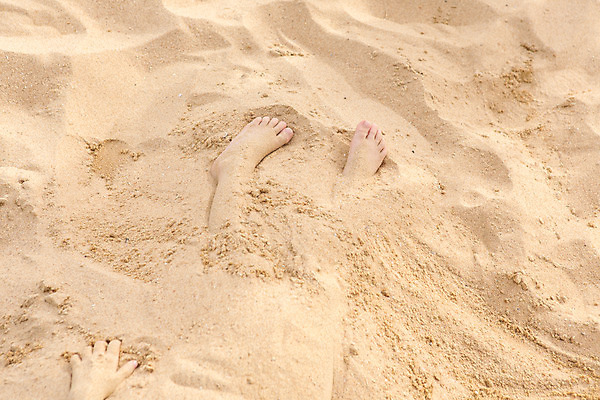 포토 JPG 주간 서양인 외국인 백인 해외기획촬영 손 여유 어린이 모래 발 태국 한명 사람 야외 신체부위 모래사장 유치원생 자유 상쾌 모래찜질 2015년태국 어린이만 국내포토 자연요소 1 감정 아시아 바다 컨셉 인종 파일형식