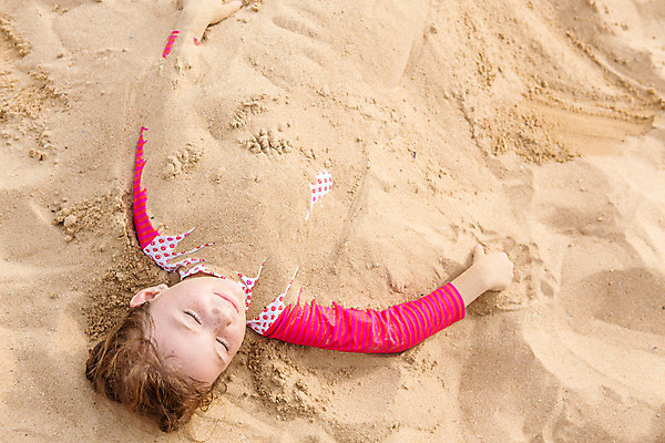 포토 JPG 주간 서양인 외국인 백인 해외기획촬영 여자 여유 어린이 모래 태국 한명 사람 상반신 야외 모래사장 눕기 눈감음 유치원생 자유 잠 상쾌 주근깨 모래찜질 2015년태국 래쉬가드 여자만 여자한명만 어린이만 소녀만 소녀한명만 국내포토 자연요소 1 수영복 감정 아시아 바다 컨셉 모션 인종 점 파일형식