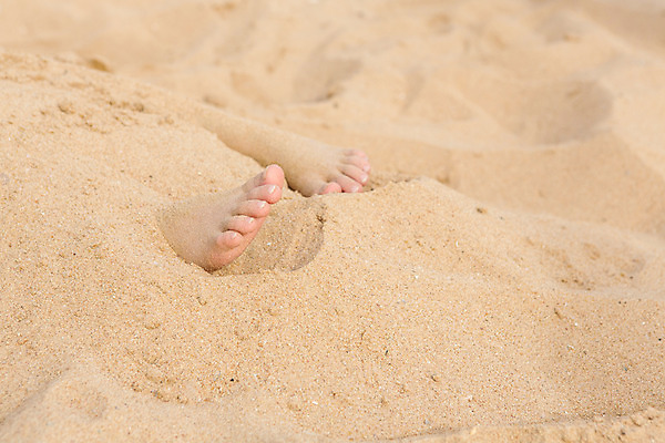 포토 JPG 주간 서양인 외국인 백인 해외기획촬영 여유 어린이 모래 맨발 발 태국 한명 사람 야외 신체부위 모래사장 유치원생 자유 상쾌 모래찜질 2015년태국 어린이만 국내포토 자연요소 1 감정 아시아 바다 컨셉 인종 파일형식